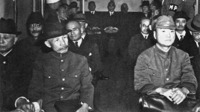 Le criminel de guerre de classe A Hideki Tojo du Japon (deuxième rangée, premier en partant de la gauche) est vu lors de la première session du Tribunal militaire international pour l'Extrême-Orient, Tokyo, Japon, le 3 mai 1946. /VCG