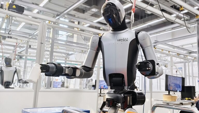   Un robot est en cours de formation dans une base d'innovation et d'éducation en intelligence artificielle, à Fangchenggang, dans la région autonome Zhuang du Guangxi (sud de la Chine), le 13 mars 2026. /VCG