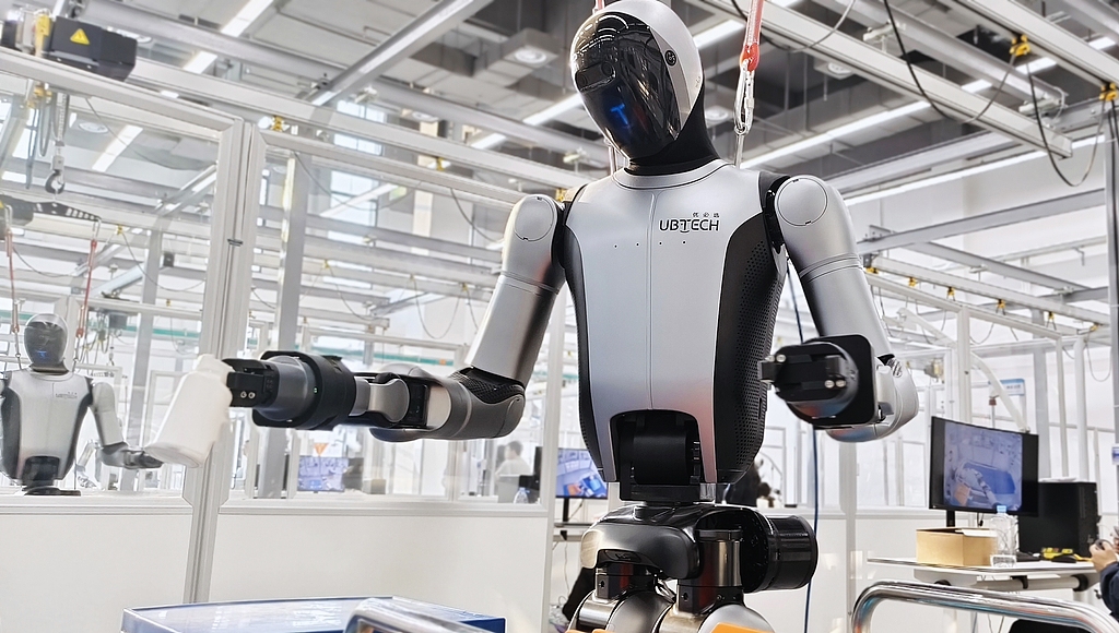 Un robot est en cours de formation dans une base d'innovation et d'éducation en intelligence artificielle, à Fangchenggang, dans la région autonome Zhuang du Guangxi (sud de la Chine), le 13 mars 2026. /VCG