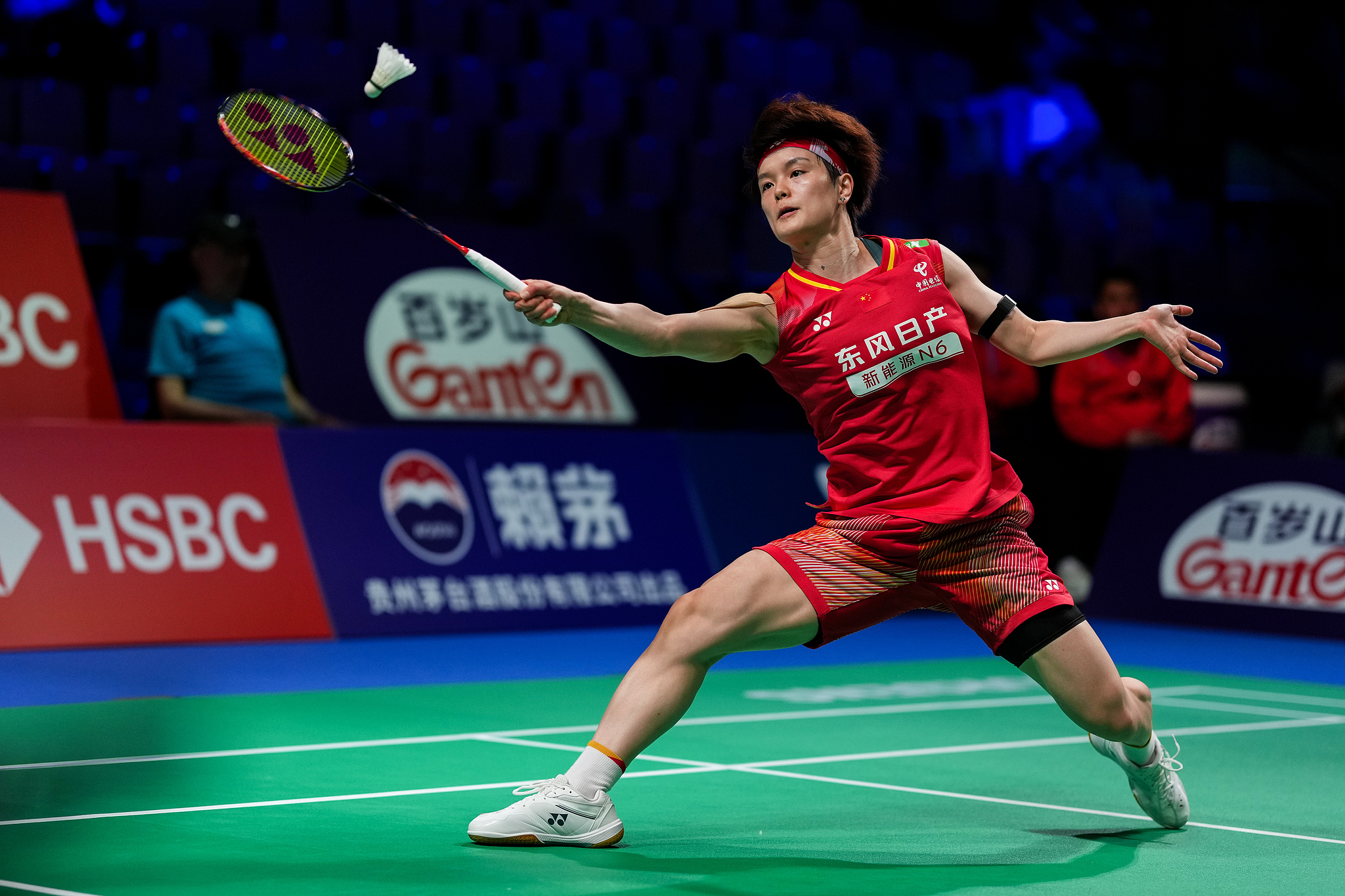La Chinoise Wang Zhiyi tire contre la Malaisienne Karupathevan Letshanaa lors d'un match en simple féminin lors des quarts de finale de la BWF Uber Cup à Horsens, au Danemark, le 30 avril 2026. /VCG