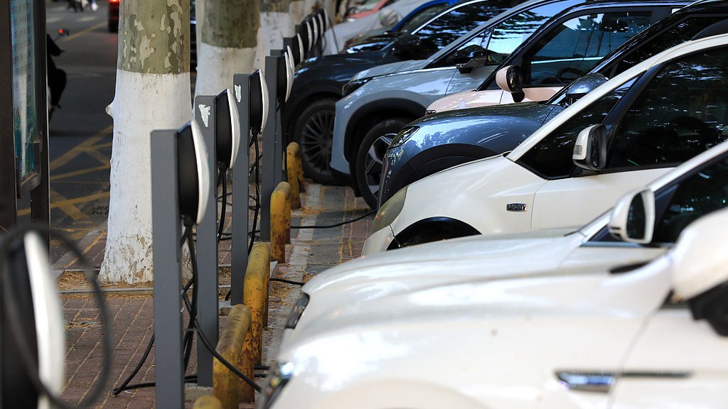 Chargement de NEV dans les bornes de recharge de la ville de Huai'an, province du Jiangsu, le 28 mai 2026. /VCG