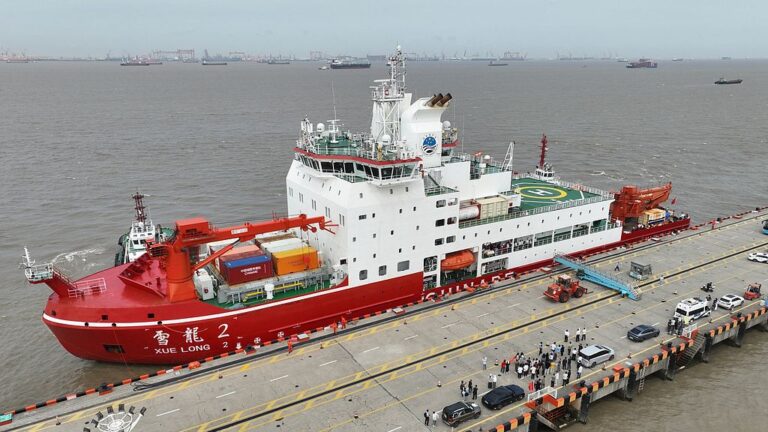Le brise-glace polaire chinois Xuelong 2 retourne à son port d'attache à Shanghai après avoir terminé la 42e expédition antarctique du pays, le 18 mai 2026. /VCG