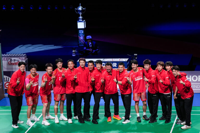Les joueurs et entraîneurs de l'équipe masculine chinoise de badminton célèbrent après avoir battu la France lors de la finale de la Coupe Thomas de la BWF à Horsens, au Danemark, le 3 mai 2026. /VCG