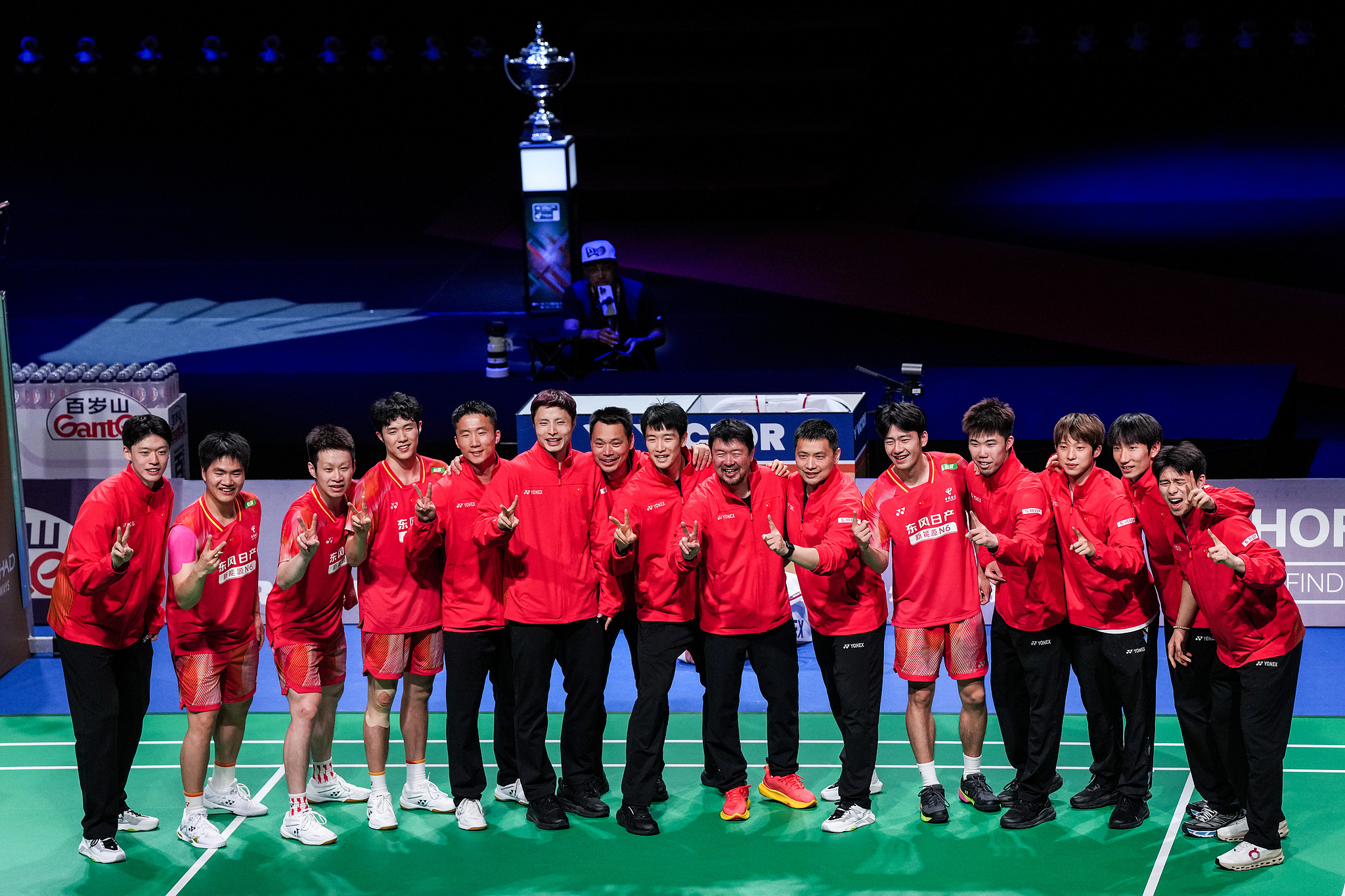 Les joueurs et entraîneurs de l'équipe masculine chinoise de badminton célèbrent après avoir battu la France lors de la finale de la Coupe Thomas de la BWF à Horsens, au Danemark, le 3 mai 2026. /VCG