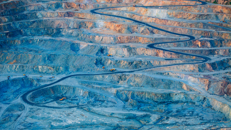Des ouvriers extraient du minerai de fer dans une mine de fer de la province de l'Anhui, dans l'est de la Chine, le 29 août 2025. /VCG
