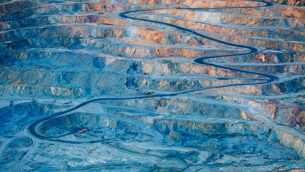 Des ouvriers extraient du minerai de fer dans une mine de fer de la province de l'Anhui, dans l'est de la Chine, le 29 août 2025. /VCG