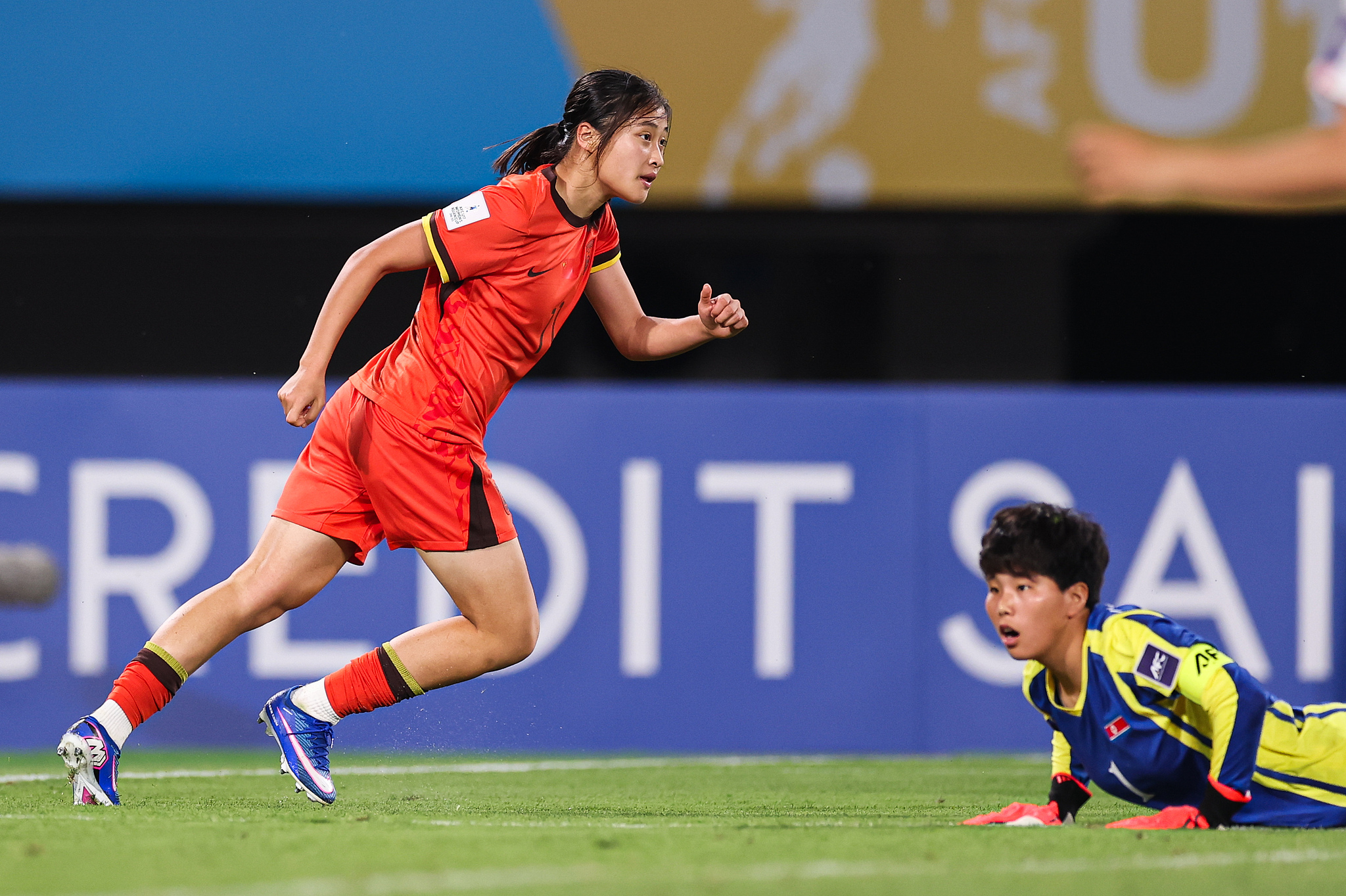 La Chinoise Liu Yuxi (à gauche) lors de son affrontement avec la RPDC lors de la Coupe d'Asie féminine U17 à Suzhou, en Chine, le 14 mai 2026. /VCG