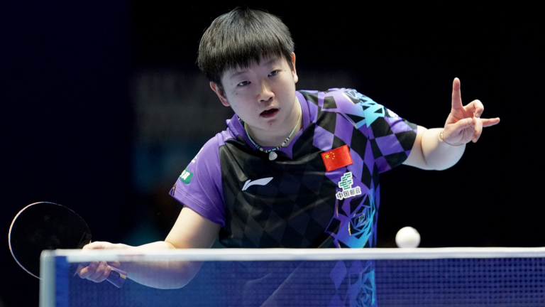 Sun Yingsha, de Chine, fait son retour dans le match en simple contre Kim Nayeong, de la République de Corée, lors du match quart de finale de l'équipe féminine lors de la finale du Championnat du monde de tennis de table par équipe de l'ITTF à Londres, en Angleterre, le 7 mai 2026. /VCG