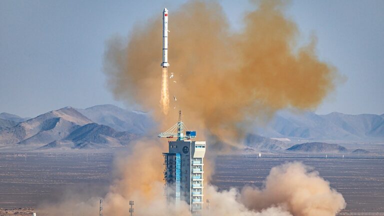 Une fusée Longue Marche-2C transportant le satellite AlSat-3A décolle du centre de lancement de satellites de Jiuquan, dans le nord-ouest de la Chine, le 15 janvier 2026. /VCG