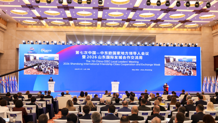 La cérémonie d'ouverture de la 7e réunion des dirigeants locaux Chine-PECO et de la Semaine internationale de coopération et d'échange des villes d'amitié du Shandong 2026 s'est tenue à Jinan, province du Shandong, Chine orientale, le 26 mai 2026. /SDIFCC