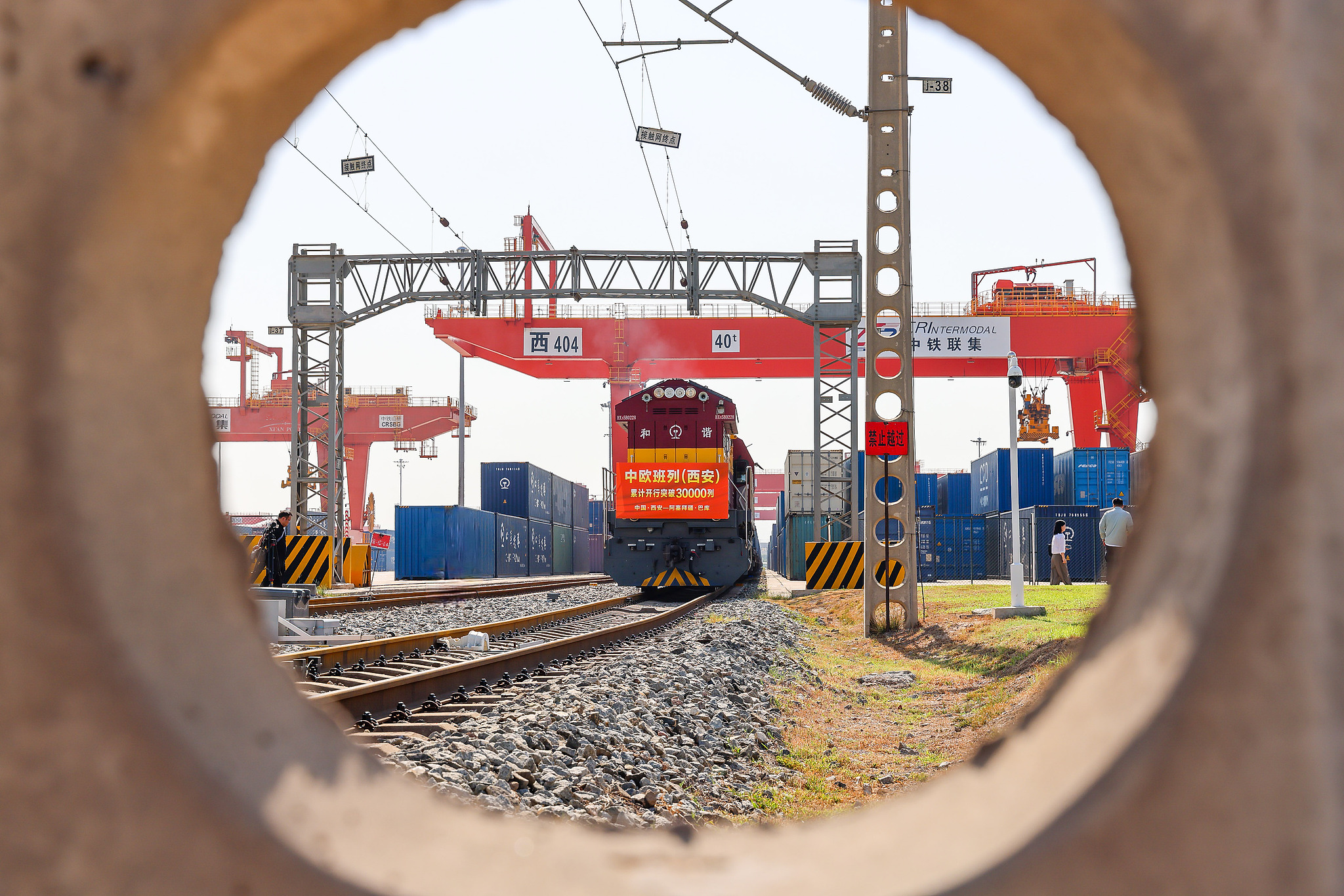 Un train de marchandises Chine-Europe chargé de modules photovoltaïques part de la gare portuaire internationale de Xi'an, à Xi'an, dans la province du Shaanxi, à destination de Bakou, en Azerbaïdjan, le 13 août 2025. /CFP