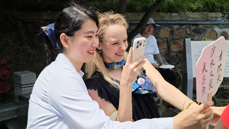 Des étudiants russes visitent un musée à Wuhan, dans la province chinoise du Hubei, le 16 mai 2026. /VCG