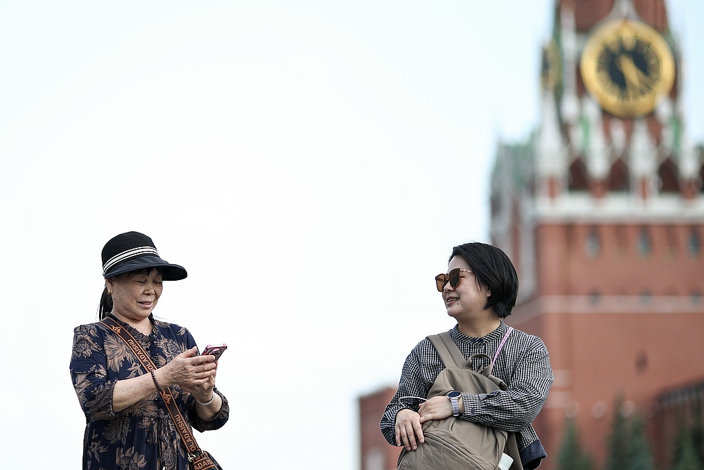Des touristes chinois visitent la Place Rouge à Moscou, en Russie, le 20 mai 2026. /VCG