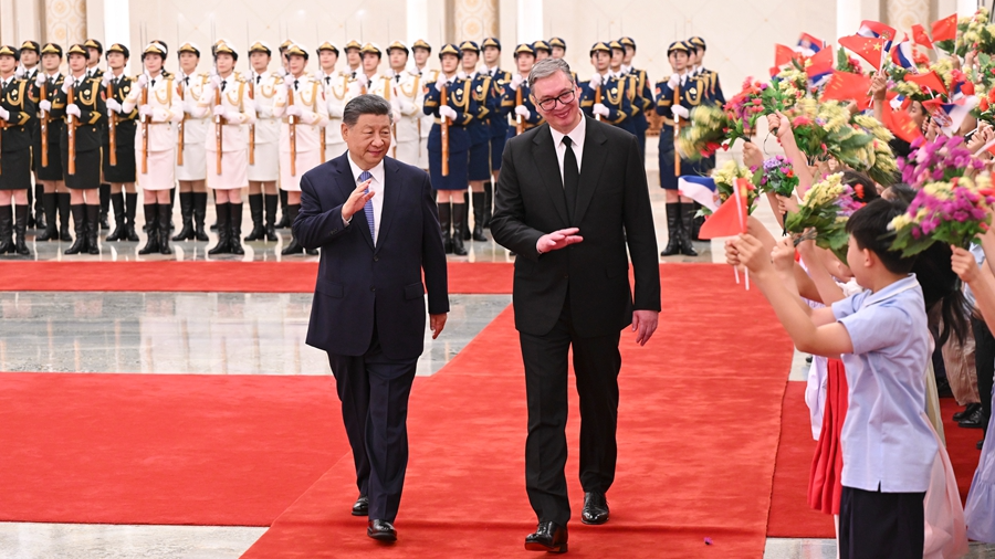 Le président chinois Xi Jinping organise une cérémonie de bienvenue pour le président serbe Aleksandar Vucic à Pékin, en Chine, le 25 mai 2026. /Xinhua