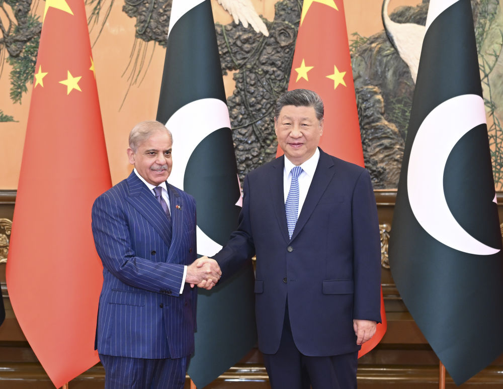 Le président chinois Xi Jinping (à droite) serre la main du Premier ministre pakistanais Shehbaz Sharif à Pékin, en Chine, le 25 mai 2026. /Xinhua
