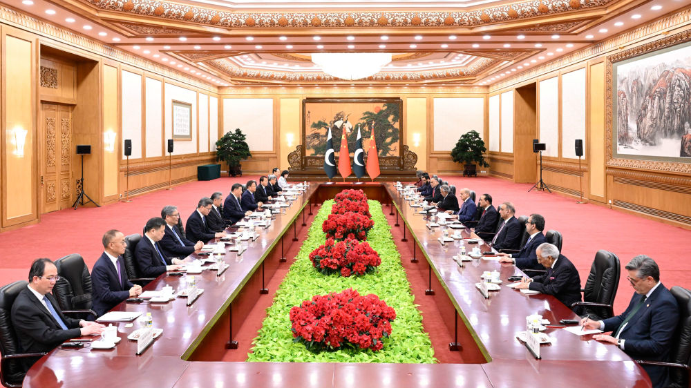 Le président chinois Xi Jinping s'entretient avec le Premier ministre pakistanais Shehbaz Sharif à Pékin, en Chine, le 25 mai 2026. /Xinhua