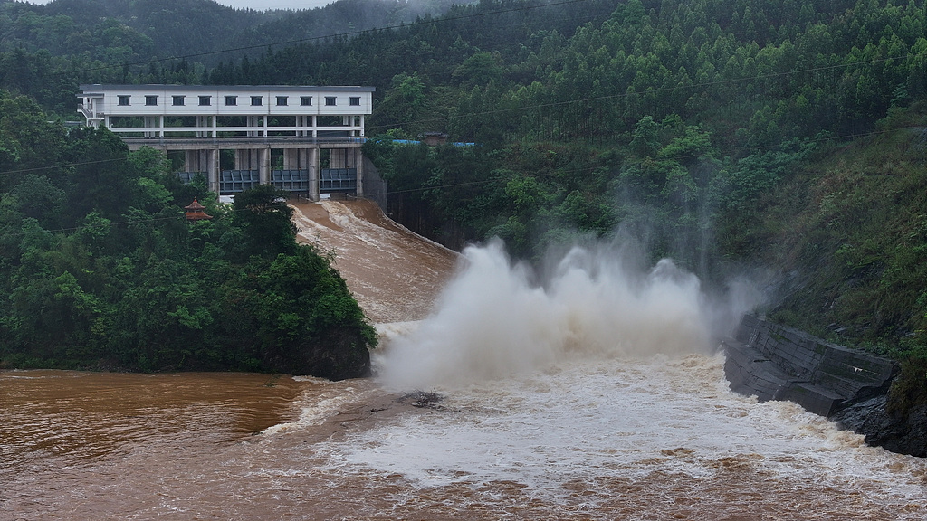 Un réservoir à Liuzhou, dans la région autonome Zhuang du Guangxi (sud de la Chine), libère les eaux de crue par ses écluses, le 21 avril 2026. /VCG