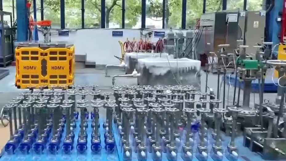 Vannes cryogéniques dans un laboratoire. /CMG
