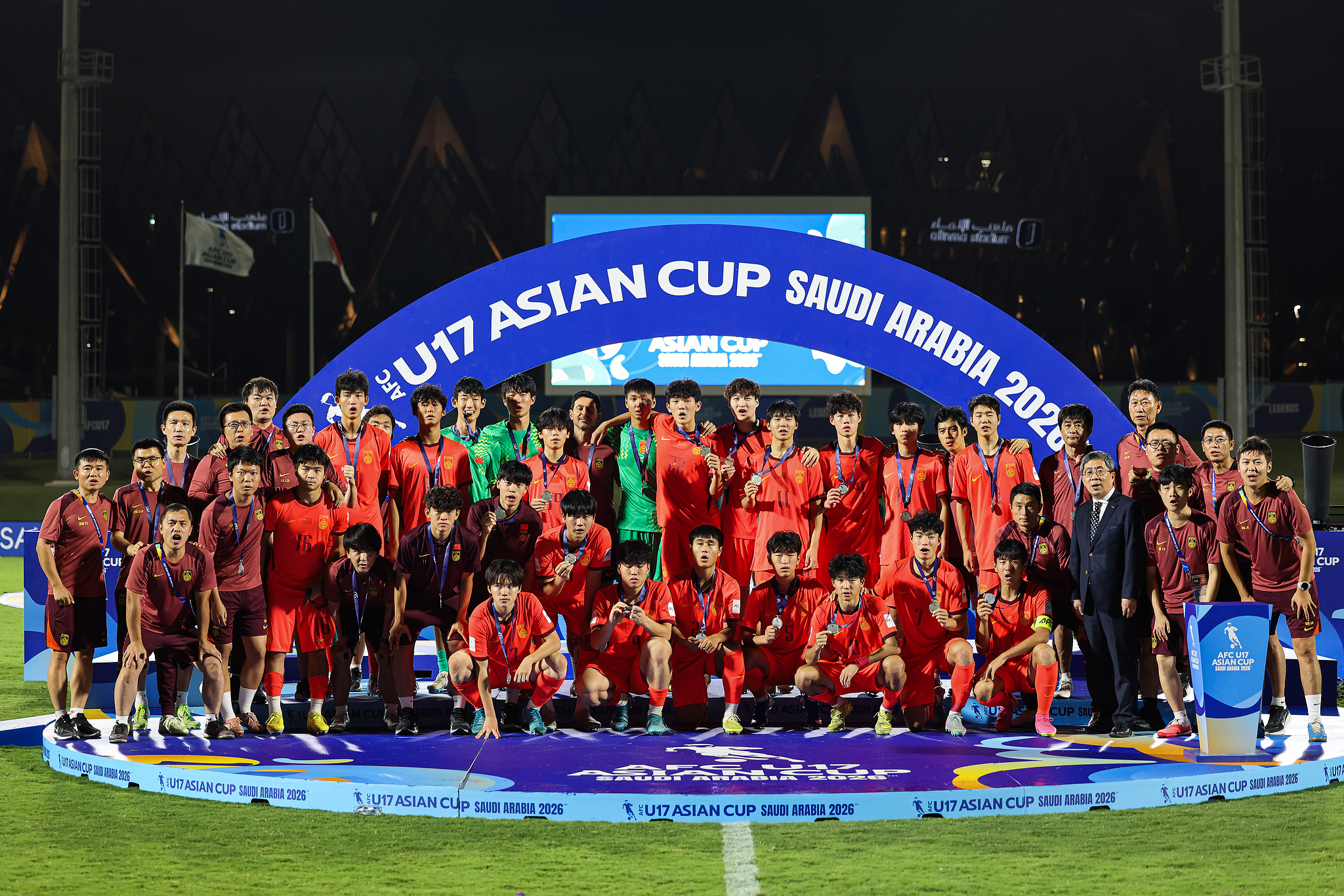 Les joueurs chinois posent pour une photo de groupe après la finale de la Coupe d'Asie U17 de l'AFC à Djeddah, en Arabie Saoudite, le 22 mai 2026. /VCG