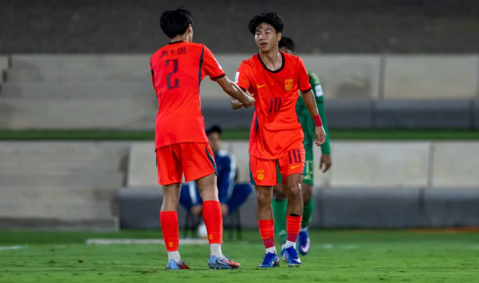 Les joueurs chinois célèbrent après avoir marqué un but lors du quart de finale de la Coupe d'Asie U17 de l'AFC contre l'Arabie saoudite à Djeddah, le 15 mai 2026. /AFC
