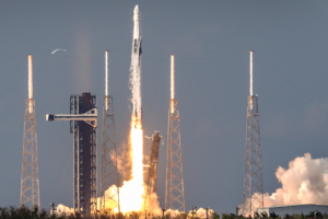 La NASA et SpaceX lancent une nouvelle mission de ravitaillement vers l&rsquo;ISS