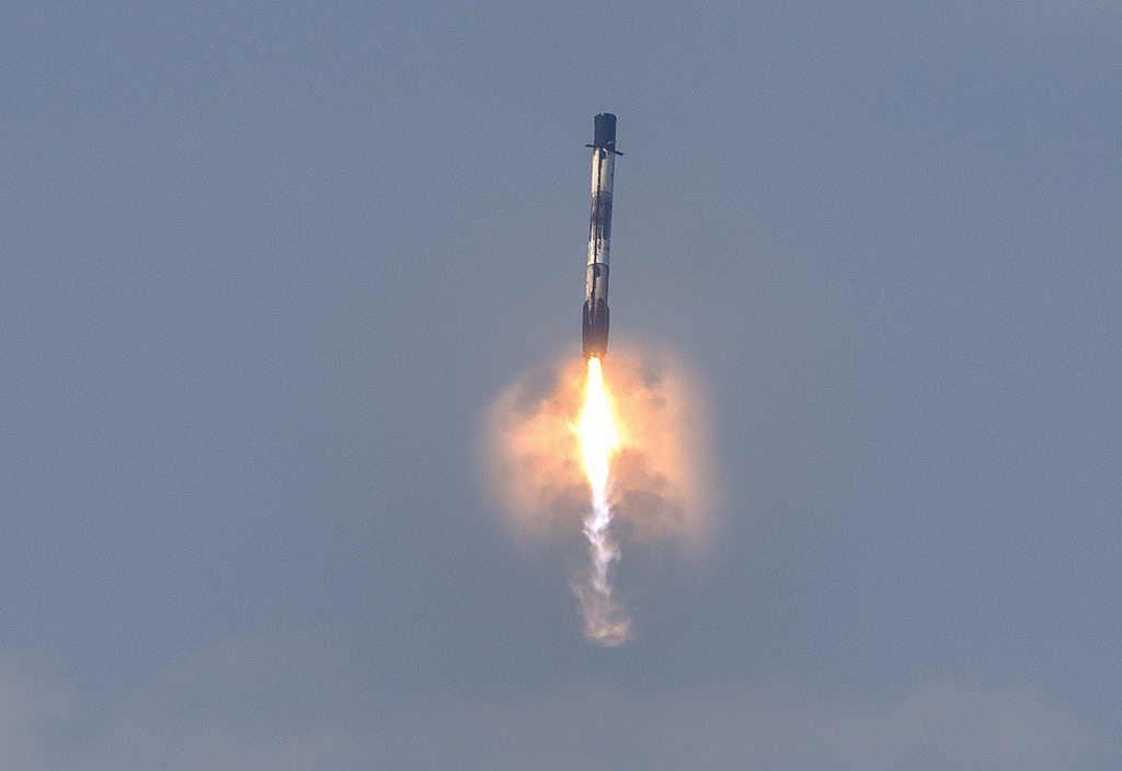 Le booster Falcon 9 s'approche de l'atterrissage après le décollage de la mission SpaceX CRS-34 de la NASA, Floride, États-Unis, le 15 mai 2026. /VCG