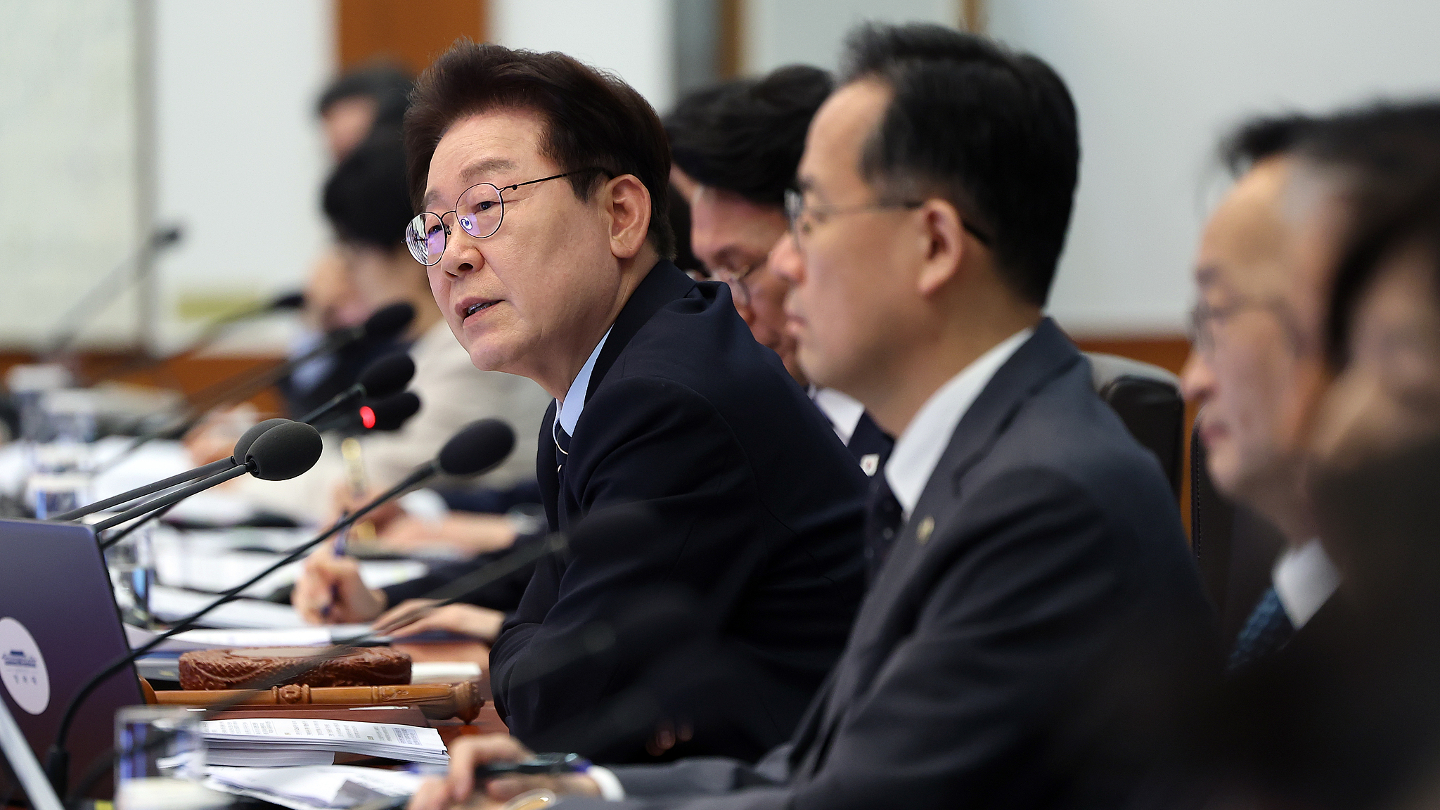 Le président sud-coréen Lee Jae Myung s'exprime lors d'une réunion du cabinet et d'une séance d'examen économique d'urgence à la Maison Bleue à Séoul, le 20 mai 2026. /VCG