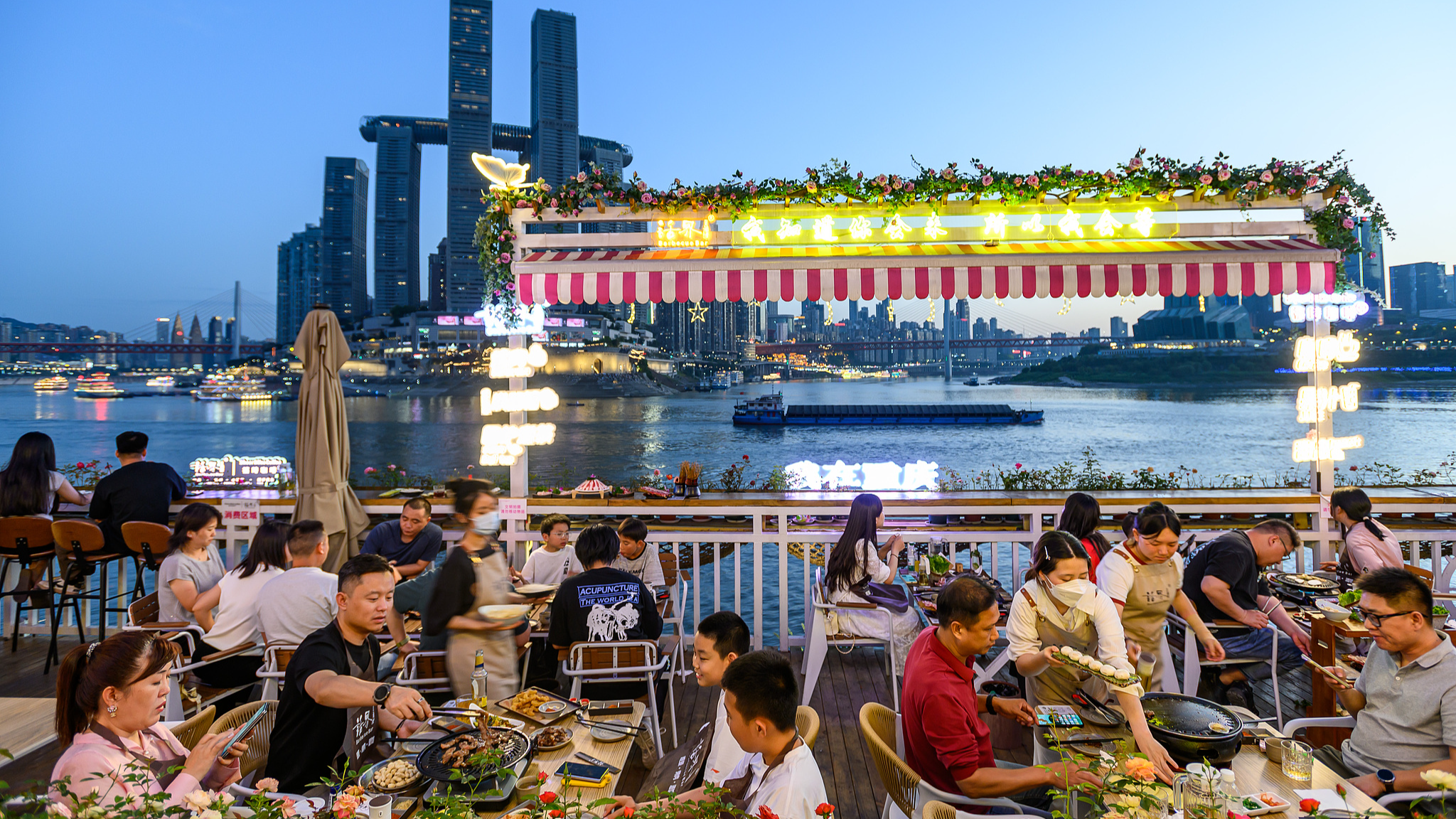 Des gens dînent dans un restaurant au bord d’une rivière à Chongqing, dans le sud-ouest de la Chine, le 4 mai 2026. /VCG