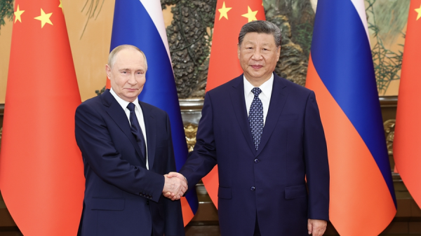 Le président chinois Xi Jinping serre la main du président russe Vladimir Poutine en visite à Pékin, capitale chinoise, le 2 septembre 2025. /Xinhua