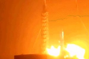 La fusée Blue Origin éclate en boule de feu sur la rampe de lancement pendant le test