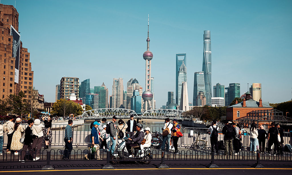 Des gens traversent un pont sur le Bund au milieu des célébrations de la fête du Travail à Shanghai, en Chine, le 1er mai 2026. /VCG