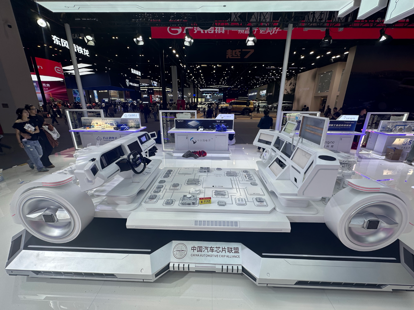 Une exposition de la China Automotive Chip Alliance au Salon international de l'automobile de Pékin 2026, présentant certains des principaux composants électroniques automobiles produits à Pékin, en Chine, le 3 mai 2026. /Ankit Prasad-CGTN