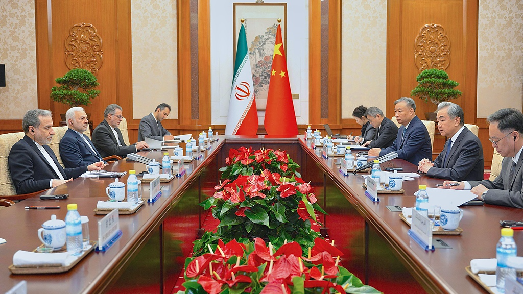 Le ministre chinois des Affaires étrangères Wang Yi (2e à droite) s'entretient avec le ministre iranien des Affaires étrangères Seyyed Abbas Araghchi (1re à gauche) à Pékin, en Chine, le 6 mai 2026. /Ministère chinois des Affaires étrangères