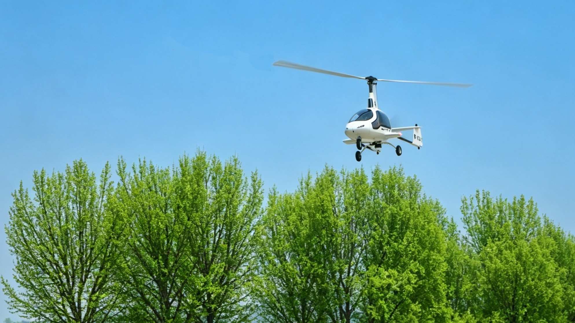 Le Zephyr AZ620, le premier autogire avancé développé indépendamment par la Chine, lors de son vol inaugural. /CMG