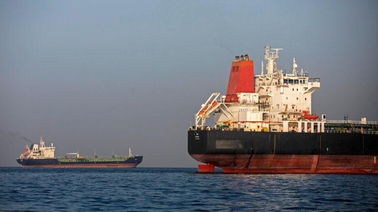 Les navires restent ancrés le 16 mai 2026 dans le détroit d’Ormuz, près de l’île de Larak, en Iran. /VCG