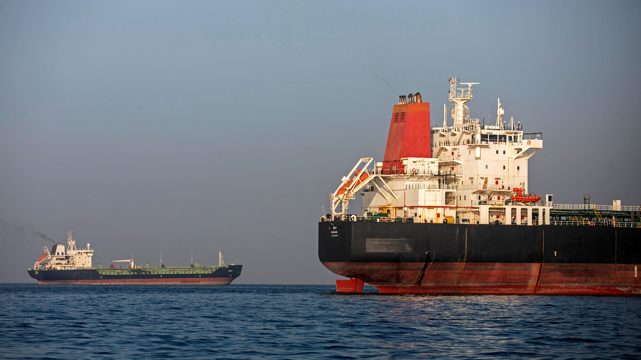 Les navires restent ancrés le 16 mai 2026 dans le détroit d’Ormuz, près de l’île de Larak, en Iran. /VCG