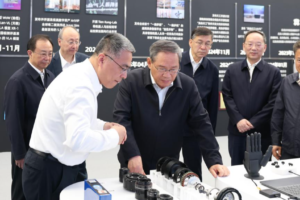 Le Premier ministre chinois appelle à une intégration profonde de l&rsquo;IA et de la fabrication avancée