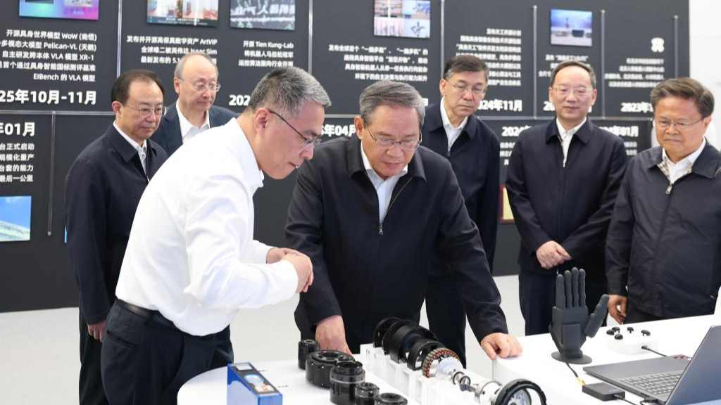 Le Premier ministre chinois Li Qiang visite une entreprise scientifique et technologique lors d'une tournée d'inspection à Pékin, capitale chinoise, le 18 mai 2026. /Xinhua