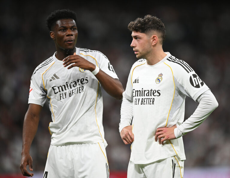 Aurélien Tchouameni (L) et Federico Valverde du Real Madrid regardent pendant le match de la Liga entre le Real Madrid et Gérone au stade Santiago Bernabeu de Madrid, Espagne, le 10 avril 2026. /VCG