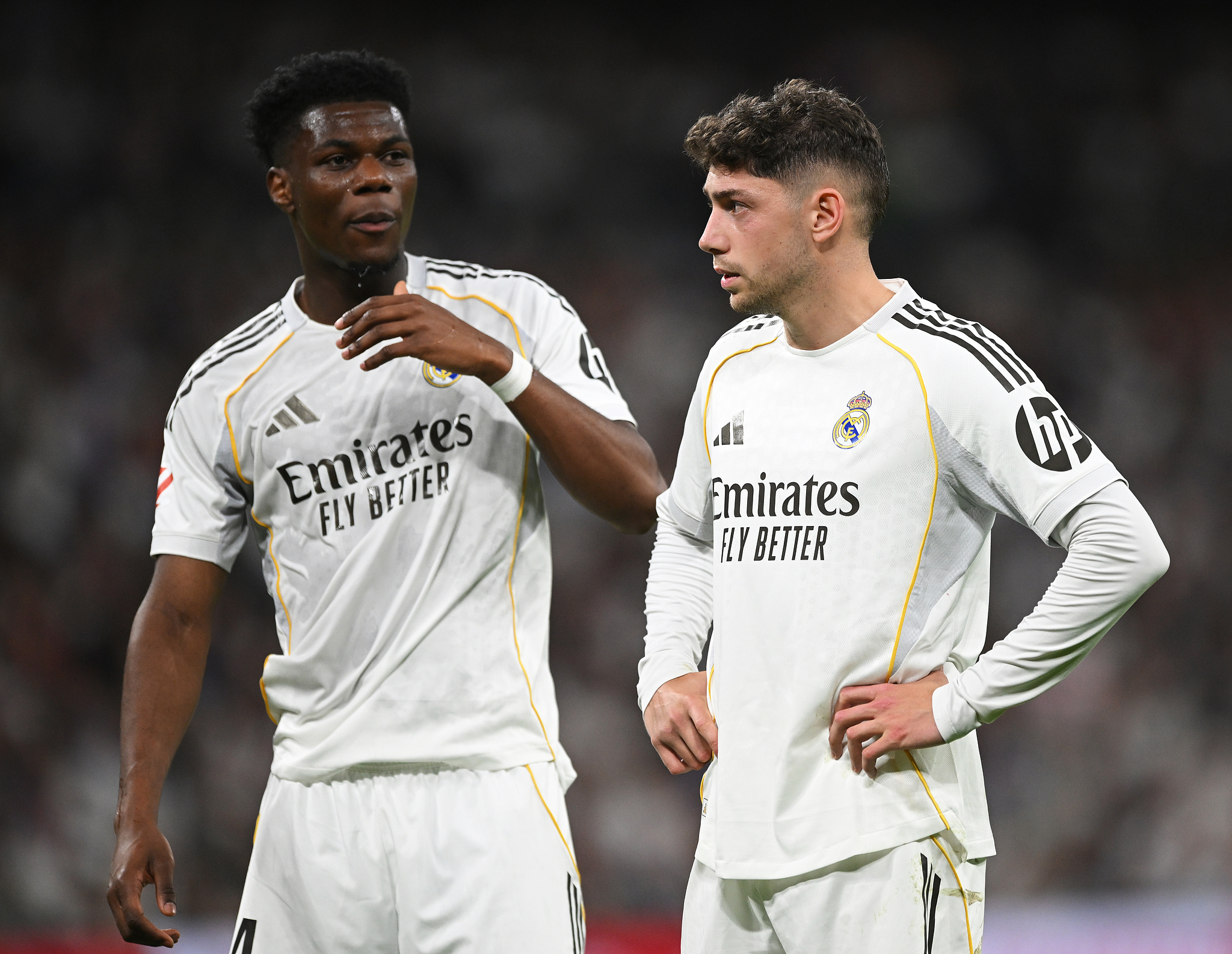 Aurélien Tchouameni (L) et Federico Valverde du Real Madrid regardent pendant le match de la Liga entre le Real Madrid et Gérone au stade Santiago Bernabeu de Madrid, Espagne, le 10 avril 2026. /VCG