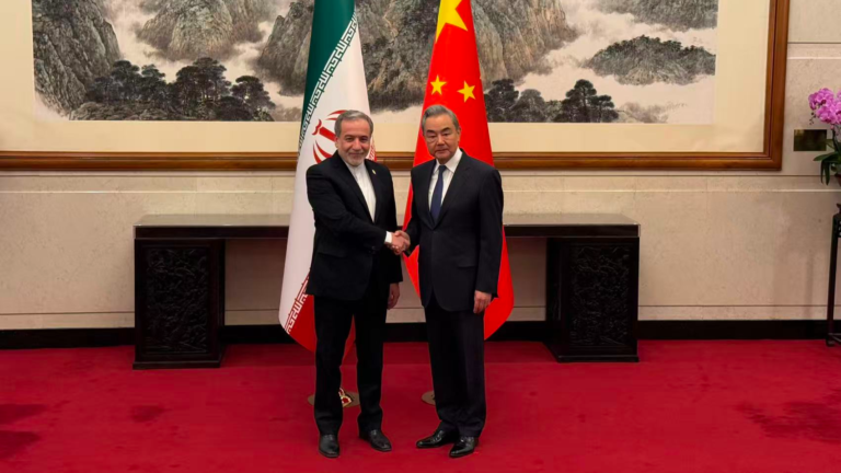 Le ministre chinois des Affaires étrangères Wang Yi (à droite) serre la main du ministre iranien des Affaires étrangères Seyed Abbas Araghchi à Pékin, en Chine, le 6 mai 2026. /CGTN