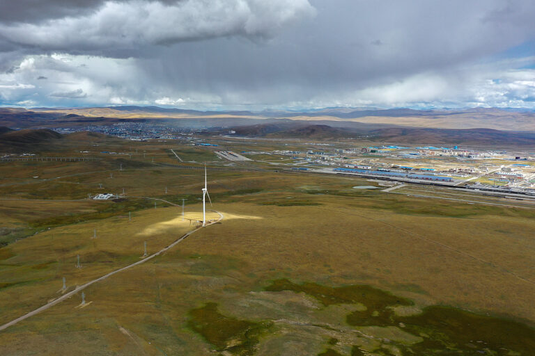 Un projet d'énergie éolienne à Nagqu, dans la région autonome de Xizang, en Chine, le 12 septembre 2024. /VCG