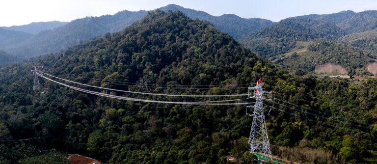 Une section du projet d'interconnexion électrique de 500 kV Chine-Laos, préfecture autonome Dai de Xishuangbanna, province du Yunnan, sud-ouest de la Chine, 5 février 2026. /VCG
