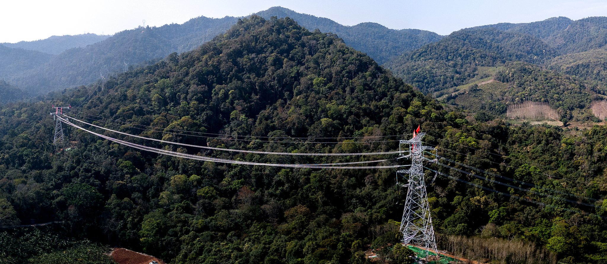 Une section du projet d'interconnexion électrique de 500 kV Chine-Laos, préfecture autonome Dai de Xishuangbanna, province du Yunnan, sud-ouest de la Chine, 5 février 2026. /VCG