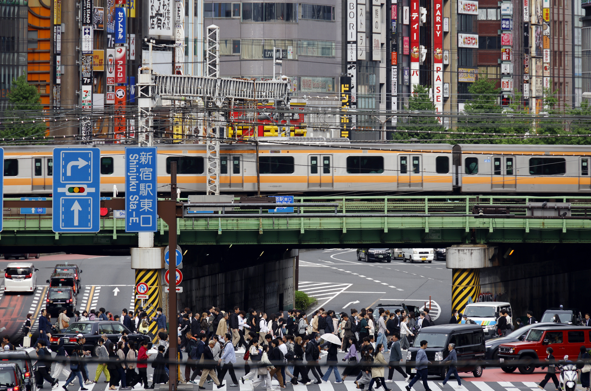 Personnes traversant une rue du quartier des affaires et des divertissements de Shinjuku à Tokyo, Japon, le 24 avril 2026. /VCG