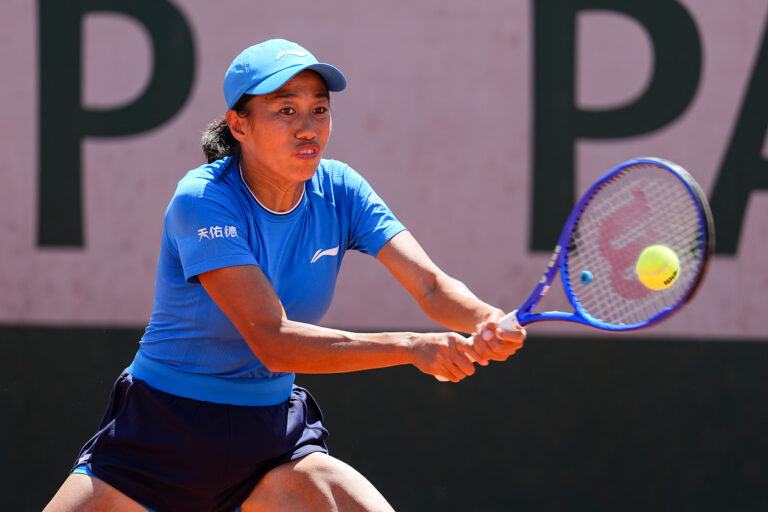 La Chinoise Zhang Shuai réussit un tir au premier tour du simple féminin contre l'Américaine Ann Li à Roland Garros à Paris, France, le 26 mai 2026. /VCG