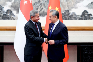 Le ministre chinois des Affaires étrangères appelle à des efforts de paix régionaux conjoints avec Singapour