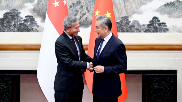 Le ministre chinois des Affaires étrangères Wang Yi (à droite), également membre du Bureau politique du Comité central du Parti communiste chinois, rencontre la ministre singapourienne des Affaires étrangères Vivian Balakrishnan à Pékin, en Chine, le 25 mai 2026. /Ministère chinois des Affaires étrangères