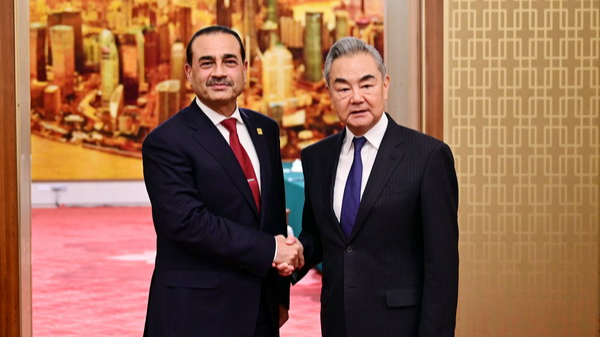 Wang Yi, membre du Bureau politique du Comité central du Parti communiste chinois et ministre des Affaires étrangères, rencontre le chef des forces de défense et chef d'état-major de l'armée du Pakistan, Syed Asim Munir, à Pékin, en Chine, le 25 mai 2026. /Ministère chinois des Affaires étrangères