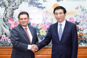 Le plus haut conseiller politique de la Chine rencontre le ministre des Affaires étrangères du Bangladesh
